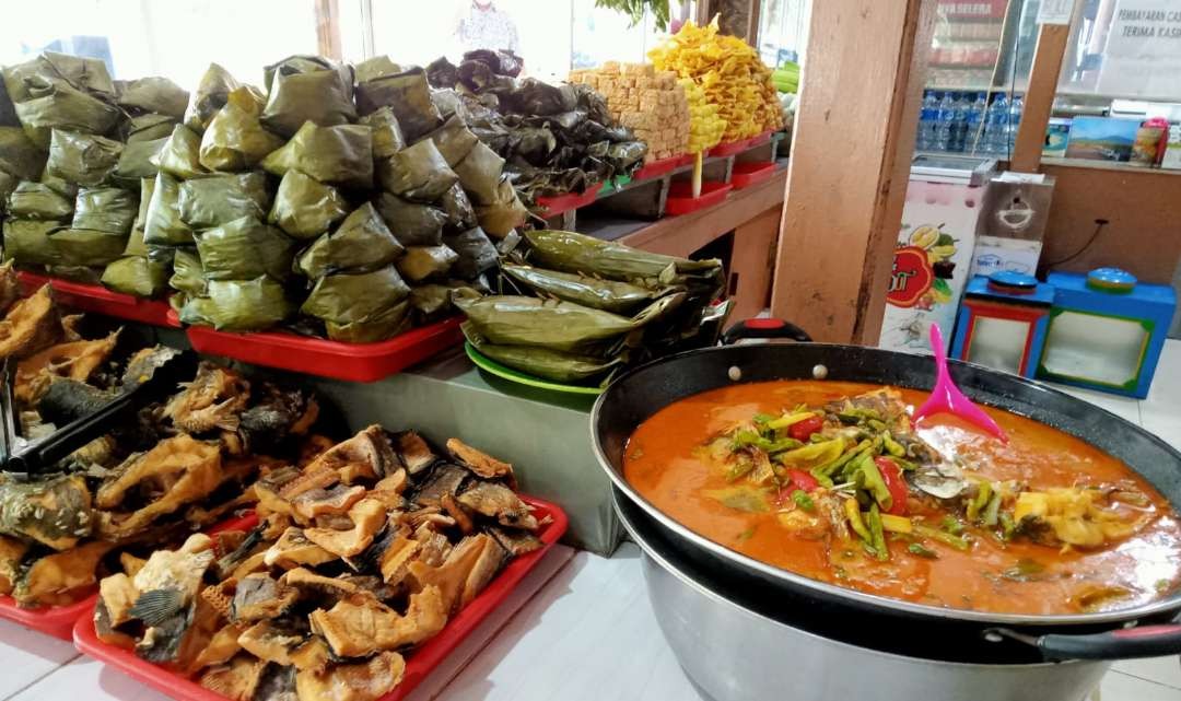 Rumah makan spesial sayur asem di Cikini, Jakarta. Lauknya berlimpah, tinggal dipilih sesuka hati. (Foto: Asmanu Sudarso/Ngopibareng.id)