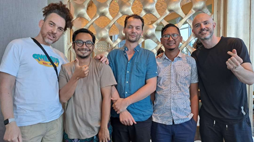 Robin Block (tengah) bersama musisi Belanda dan Indonesia yang akan tampil di NgejazzRekk. (Foto: Pita Sari/Ngopibareng.id)