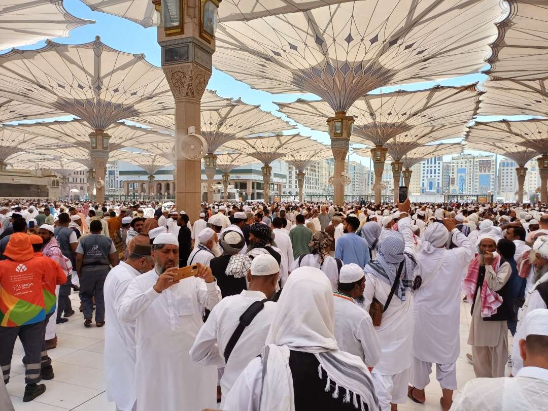 Jutaan jemaah haji dari berbagai negara termasuk Indonesia melakukan shalat Jumat perdana di Masjid Nabawi. (Foto: Istimewa)