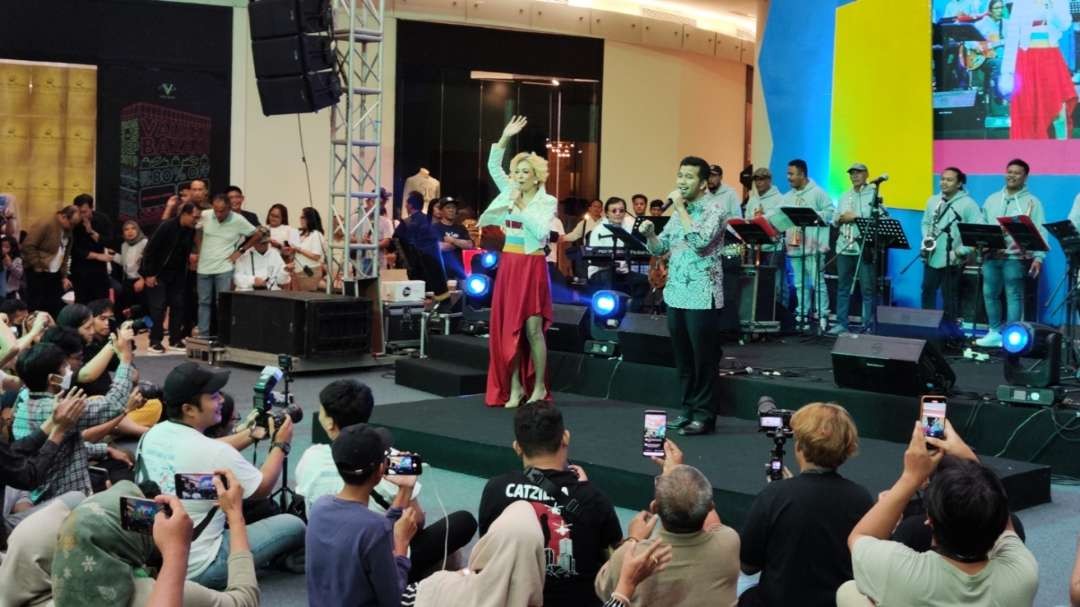 Wakil Gubernur Jatim, Emil Dardak saat tampil bersama Syaharani pada gelaran NgejazzRek! di Ciputra World, Surabaya, Sabtu 27 Mei 2023. (Foto: Fariz Yarbo/Ngopibareng.id)