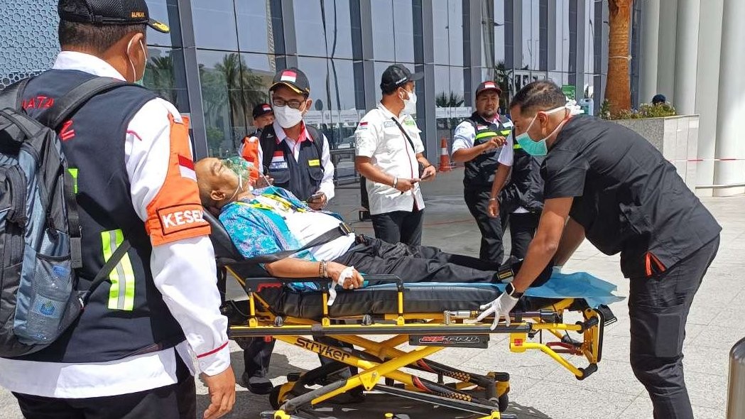 Ahmad Suhadak menjalani perawatan intensif oleh tenaga medis Bandara AMAA sebelum akhirnya meninggal dunia. (Foto: Istimewa)