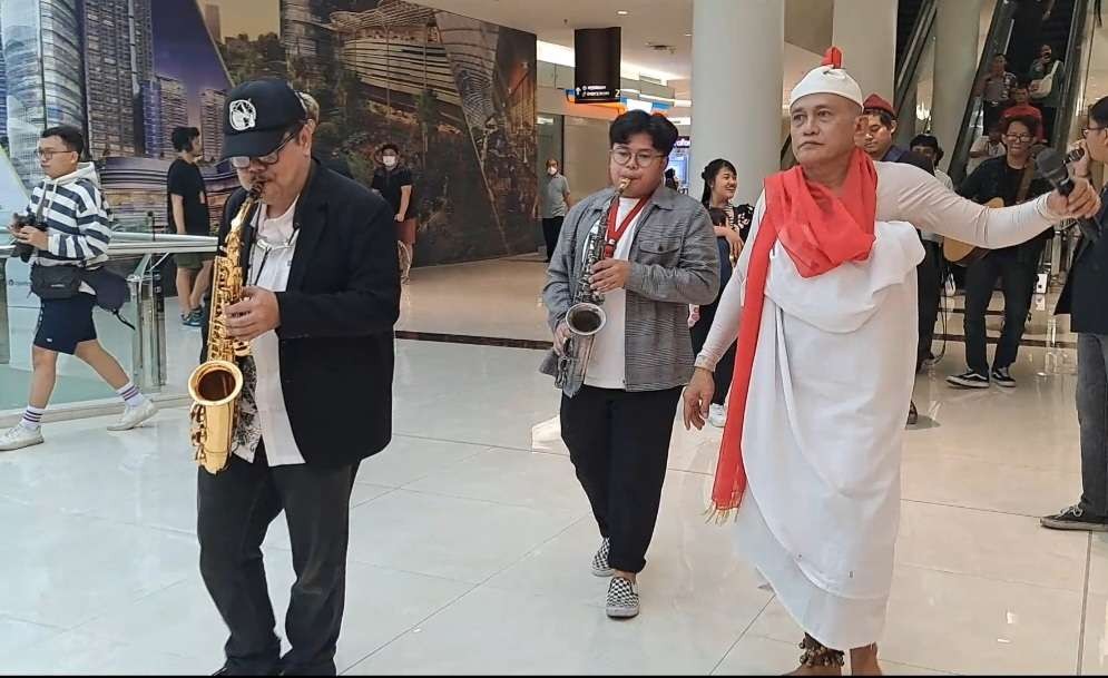 Karnaval Jazz featuring Kidungan Jula Juli yang membuka acara NgejazzRek di Ciputra World Surabaya. (Foto: Pita Sari/Ngopibareng.id)