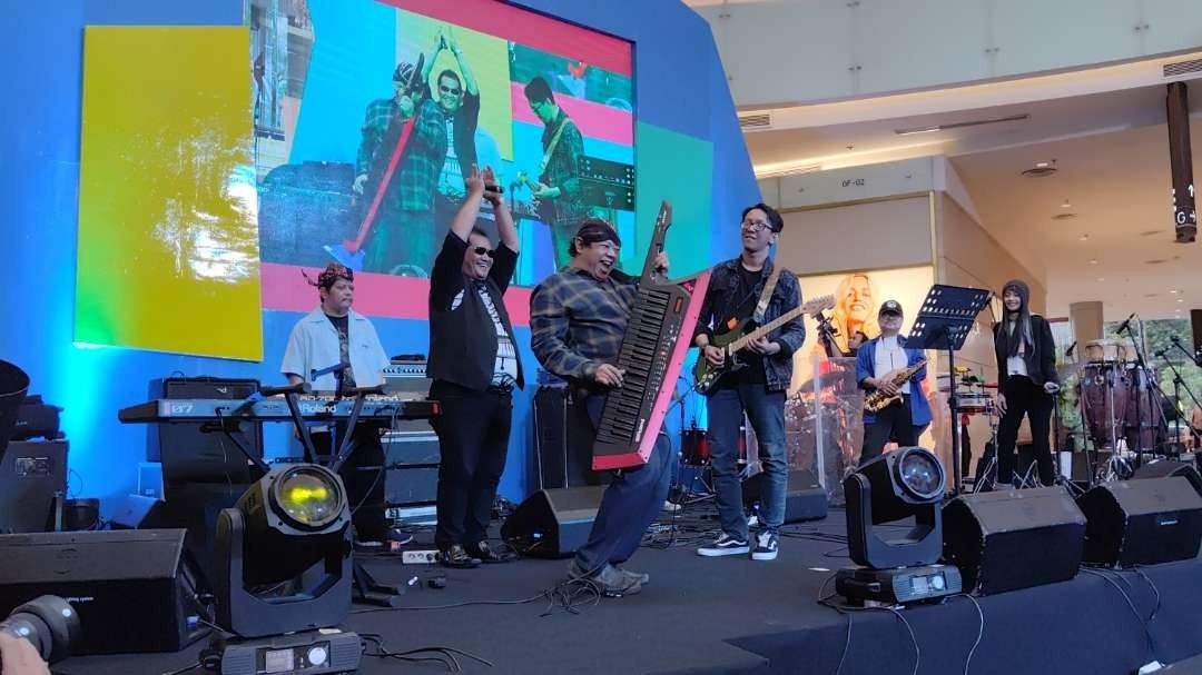 Andi Bayou (tengah) saat tampil bersama Fusion Jazz Community pada gelaran NgejazzRek! di Ciputra World, Surabaya, Sabtu 27 Mei 2023. (Foto: Fariz Yarbo/Ngopibareng.id)