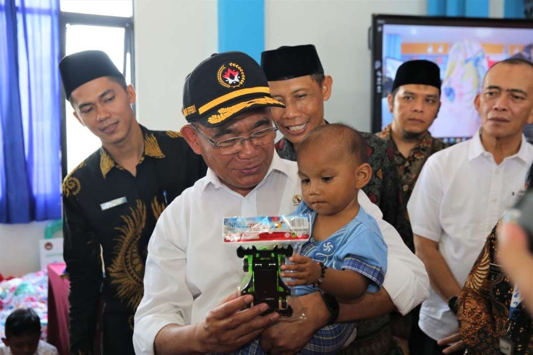 Menko PMK Muhadjir Effendy blusukan di Kalimantan Barat untuk pastikan penanganan kemiskinan ekstrem dan stunting berjalan dengan baik. (Foto: Biro Humas Kemenko PMK)