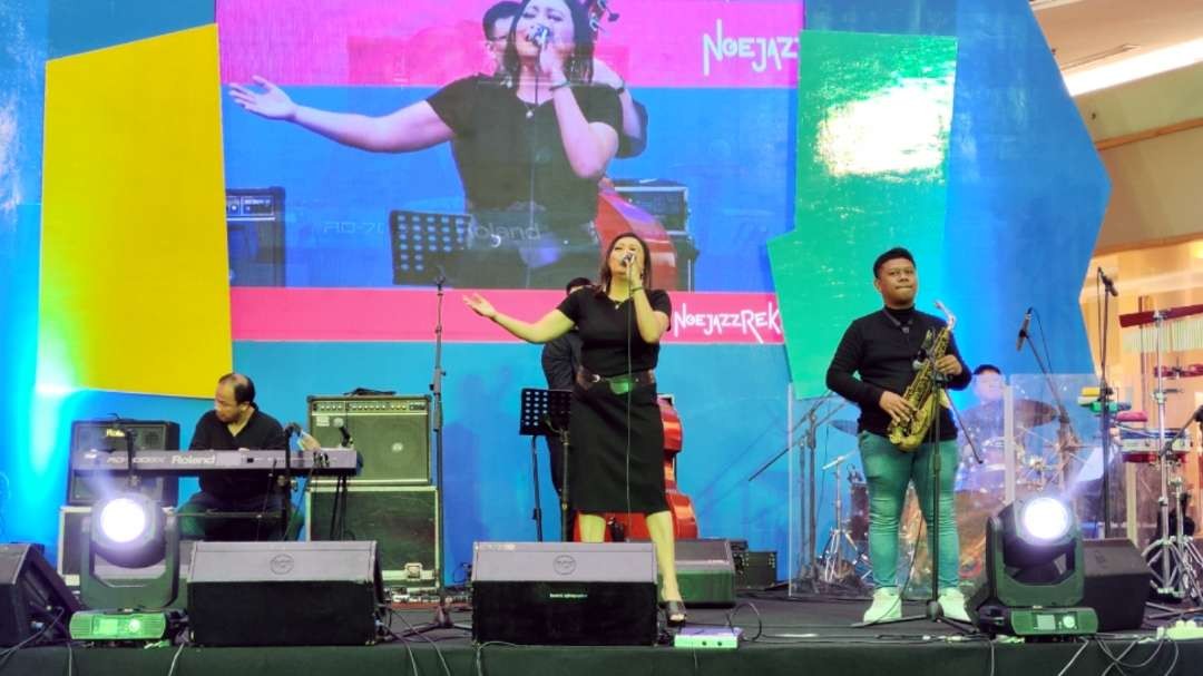 Jazz Centrum Surabaya saat tampil di panggung NgejazzRek! di Ciputra World, Surabaya, Sabtu 27 Mei 2023. (Foto: Fariz Yarbo/Ngopibareng.id)