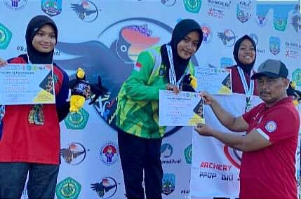Adelia Rihhadatul Aisy menyumbangkan tiga medali emas bagi Jatim dalam Kejurnas Panahan PPLP 2023 di Kota Tarakan Kaltara.(Foto: Humas KONI Bondowoso)
