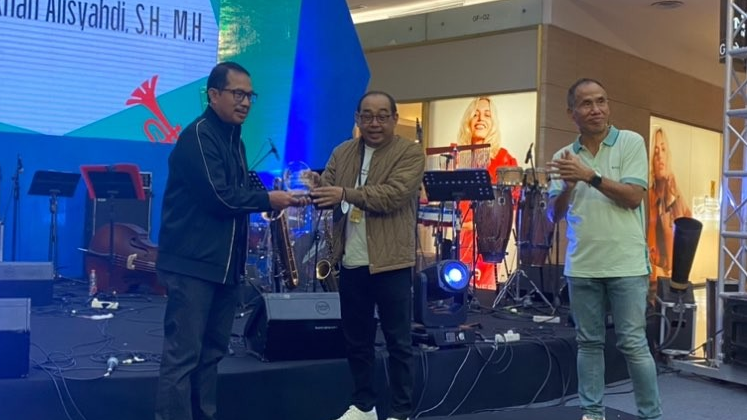 CEO Ngopibareng.id, Arif Afandi (tengah) memberikan penghargaan kepada mantan Kepala Kejaksaan Negeri (Kejari) Surabaya, Didik Farkhan Alisyahdi. (Foto: Andhi Dwi/Ngopibareng.id)