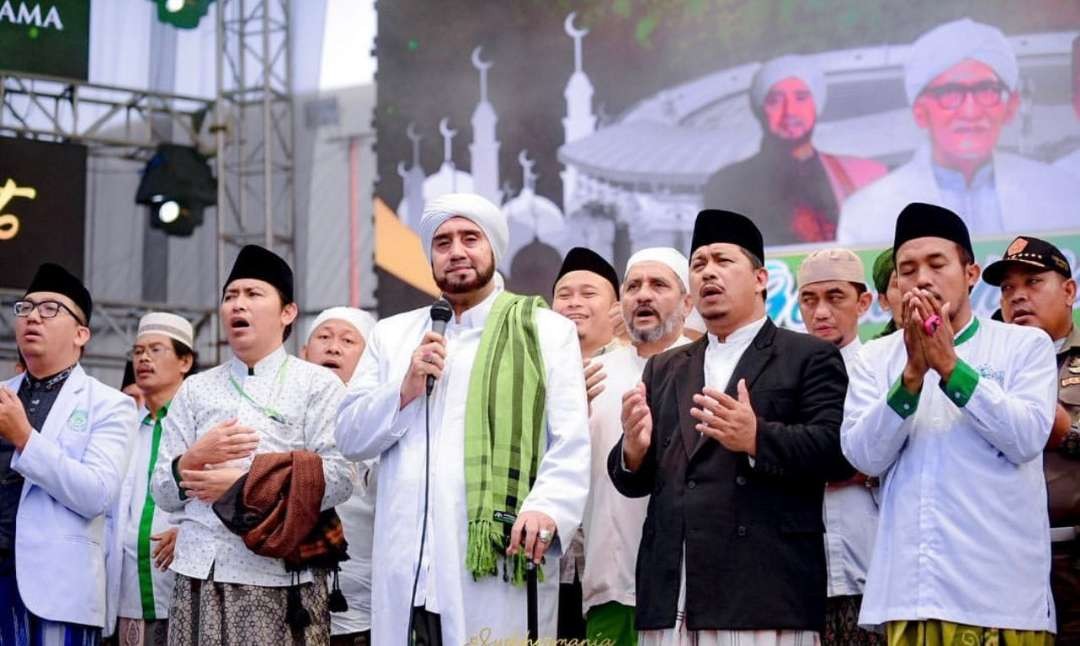 Habib Syech bin Abdul Qodir Assegaf bersama jemaah shalawat Syechermania. (Foto: dok/ngopibareng.id)