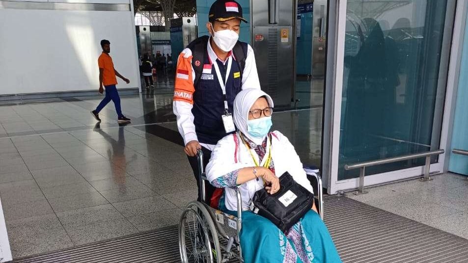Jemaah haji lansia yang baru tiba di Bandara AMAA didorong dengan kursi roda karena sakit. (Foto: Istimewa)