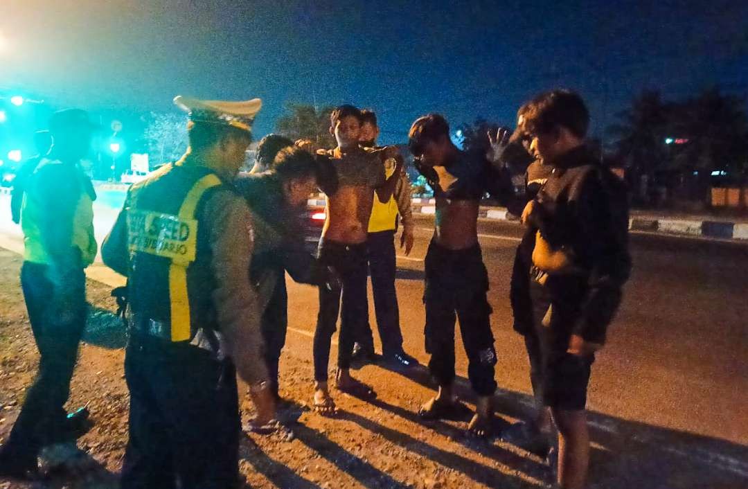 Patroli Malam, polisi periksa remaja di Sidoarjo yang nongkrong di pinggir jalan. (Foto: Aini Arifin/Ngopibareng.id)
