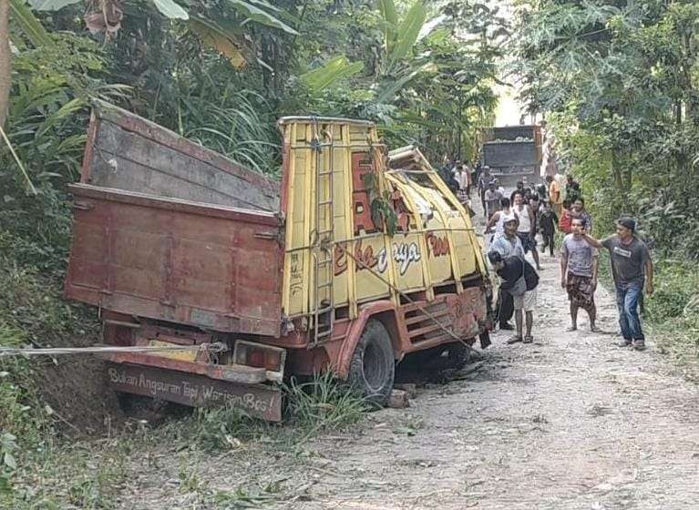 Kondisi truk seusai kecelakaan di Desa Duren, Kecamatan Gading, Kabupaten Probolinggo. (Foto: tangkapan layar video di medsos)