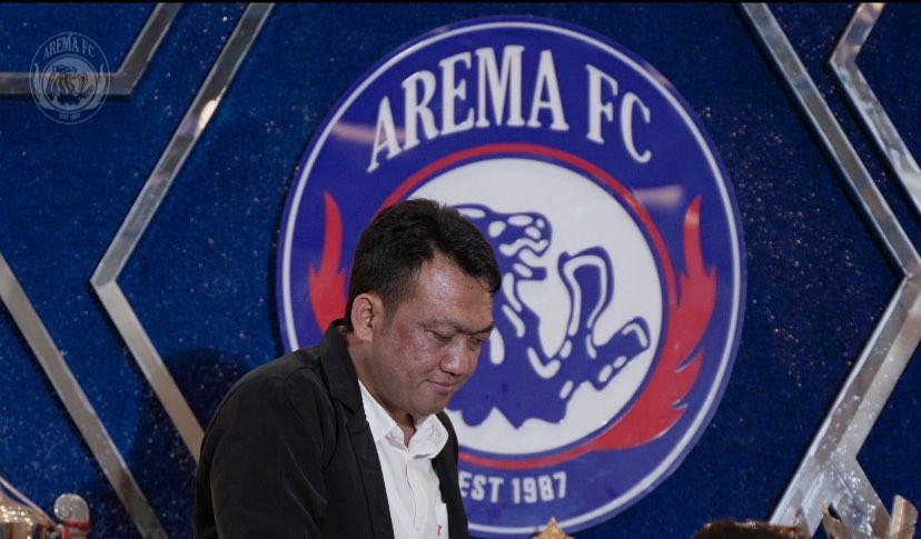 Manajer Tim Arema FC, Wiebie Dwi Andriyas saat berada di Kantor Arema FC (Foto: Twitter/@Aremafcofficial)