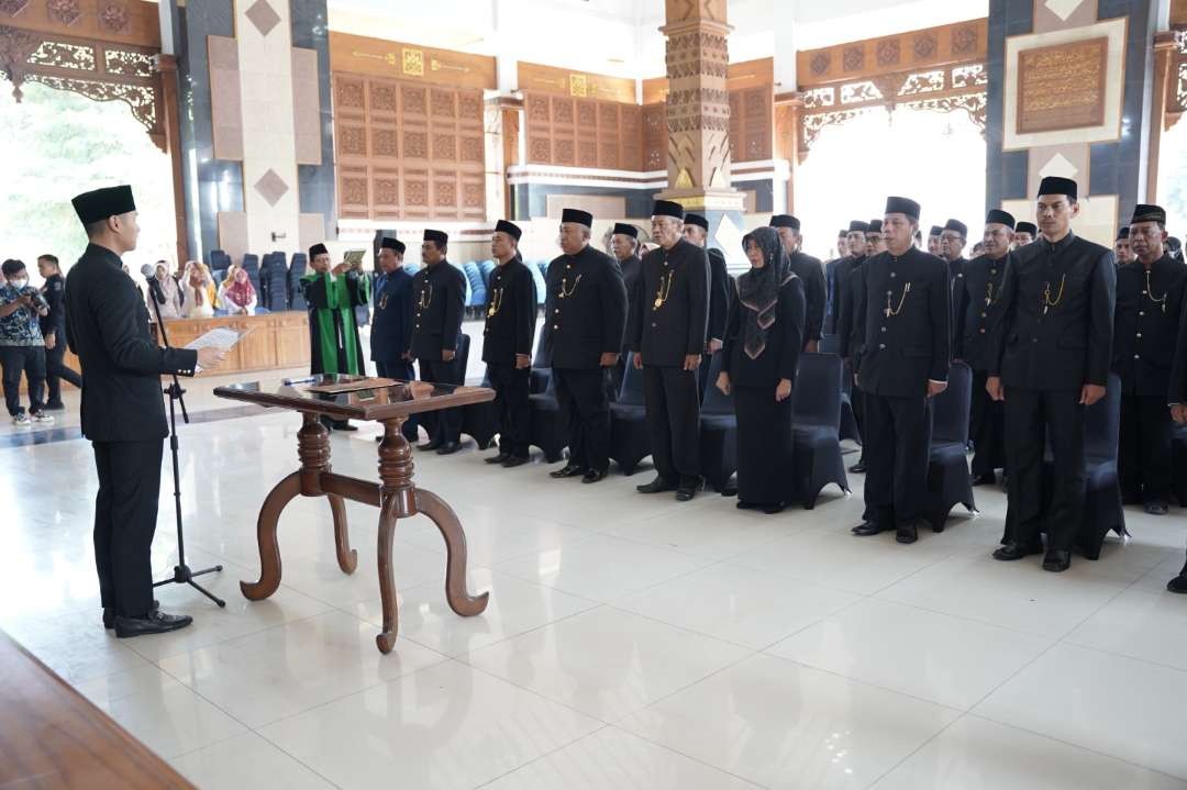 Prosesi pengambilan sumpah jabatan baru di Pendopo Krido Manunggal Tuban, Jawa Timur. (Foto: Dokumentasi Pemkab Tuban)