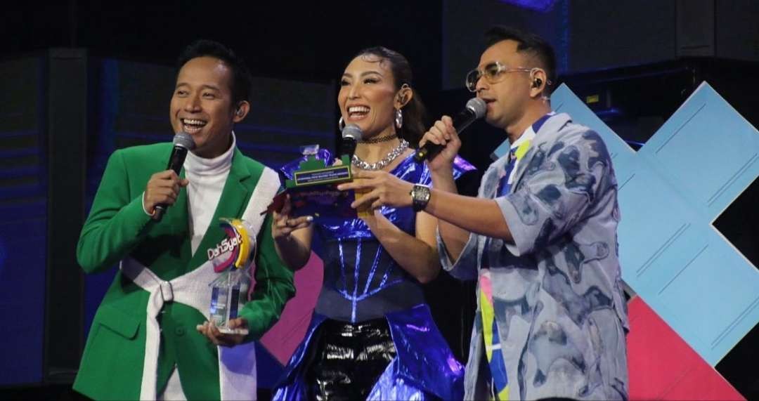 Host DahSyatnya Awards 2023: Denny y(Kiri), Ayu Dewi, dan Raffi Ahmad. (Foto: Instagram RCTI/Dahsyatnya Award)