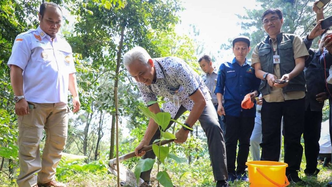 Gubernur Jawa Tengah Ganjar Pranowo dan para penyuluh serta kelompok tani hutan menggalakkan penghijauan dan reboisasi. (Foto: Humas Pemprov Jateng)