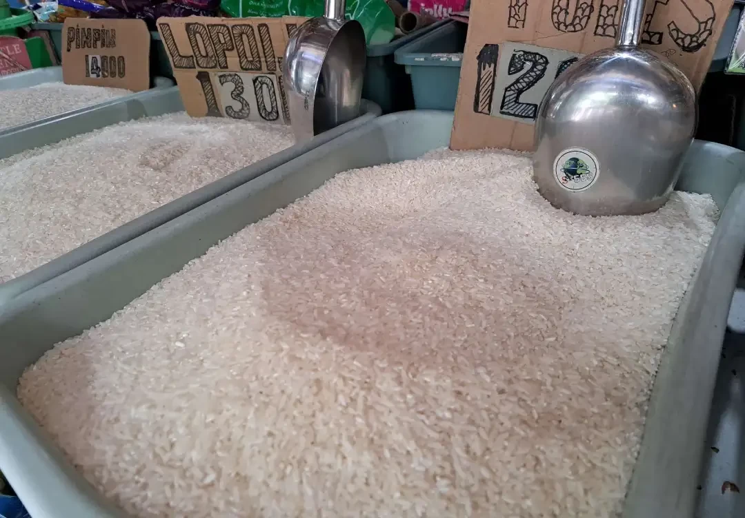 Harga beras yang mengalami kenaikan perkilogramnya. (Foto: Pita Sari/Ngopibareng.id)