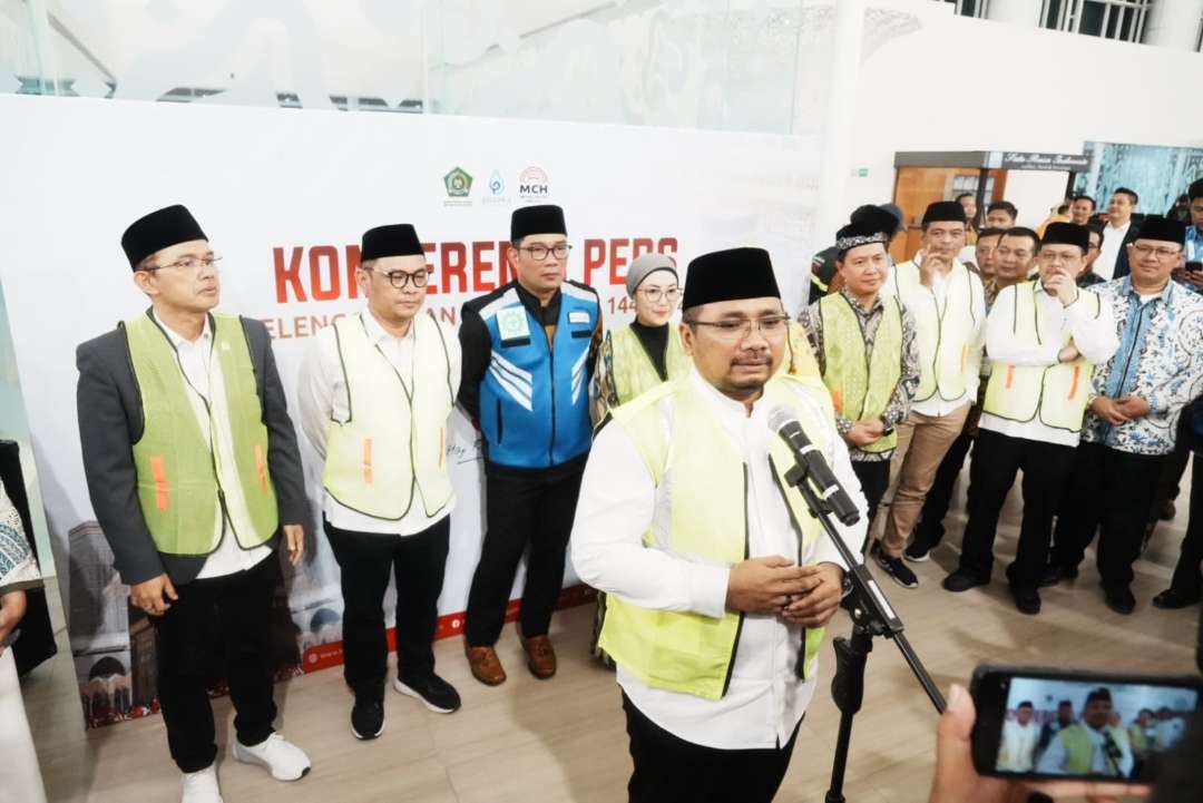 Menteri Agama Yaqut Cholil Qoumas melepas keberangkatan jemaah haji kloter pertama dari Embarkasi Kertajati (KJT-01), di Bandara Kertajati. (Foto: Istimewa)
