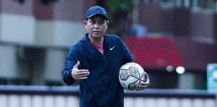Assisten pelatih Arema FC, Joko ‘Gethuk’ Susilo saat memimpin sesi latihan tim pada kompetisi Liga 1 musim 2022/2023. (Foto: Twitter/@Aremafcofficial)