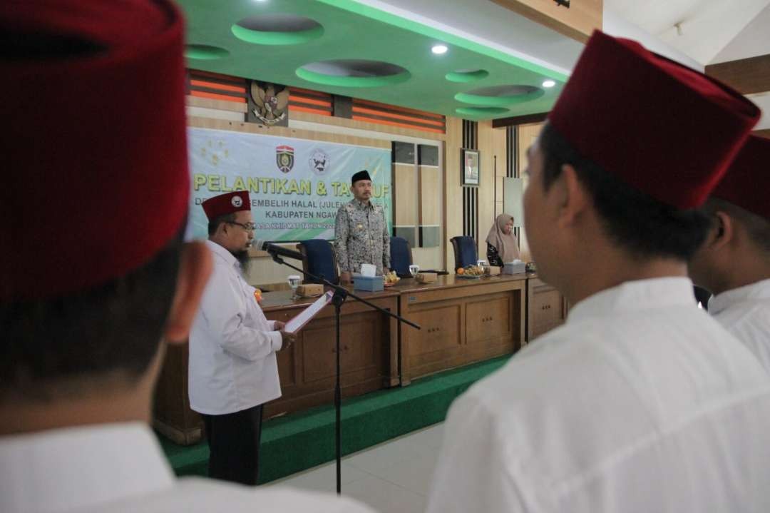 Bupati Ngawi Ony Awar Harsono melantik pengurus juru sembelih halal (Juleha), di Gedung Kesenian Ngawi. (Foto: dok. Kominfo)