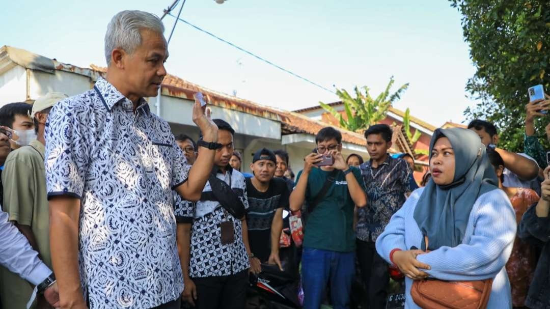 Warga pemilik kartu PKH curhat ke Gubernur Jawa Tengah Ganjar Pranowo tak terima bantuan sosial. (Foto: Humas Pemprov Jateng)