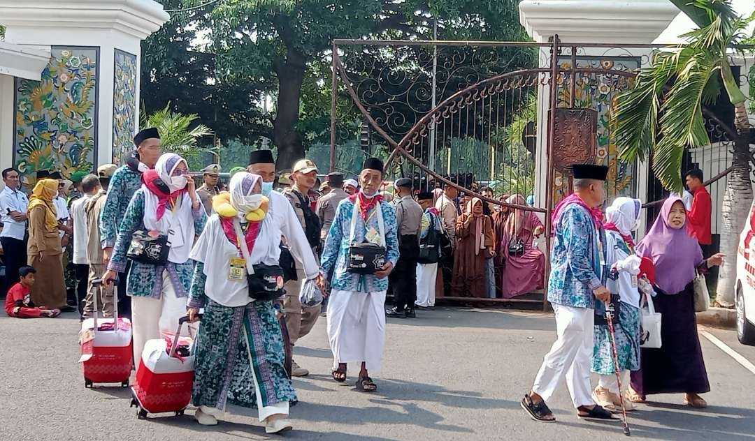 Para calon jemaah haji mengikuti prosesi upacara pemberangkatan dari kantor Pemerintah Kabupaten Tuban, Jawa Timur, Selasa 30 Mei 2023. (Foto: Khoirul Huda/Ngopibareng.id)