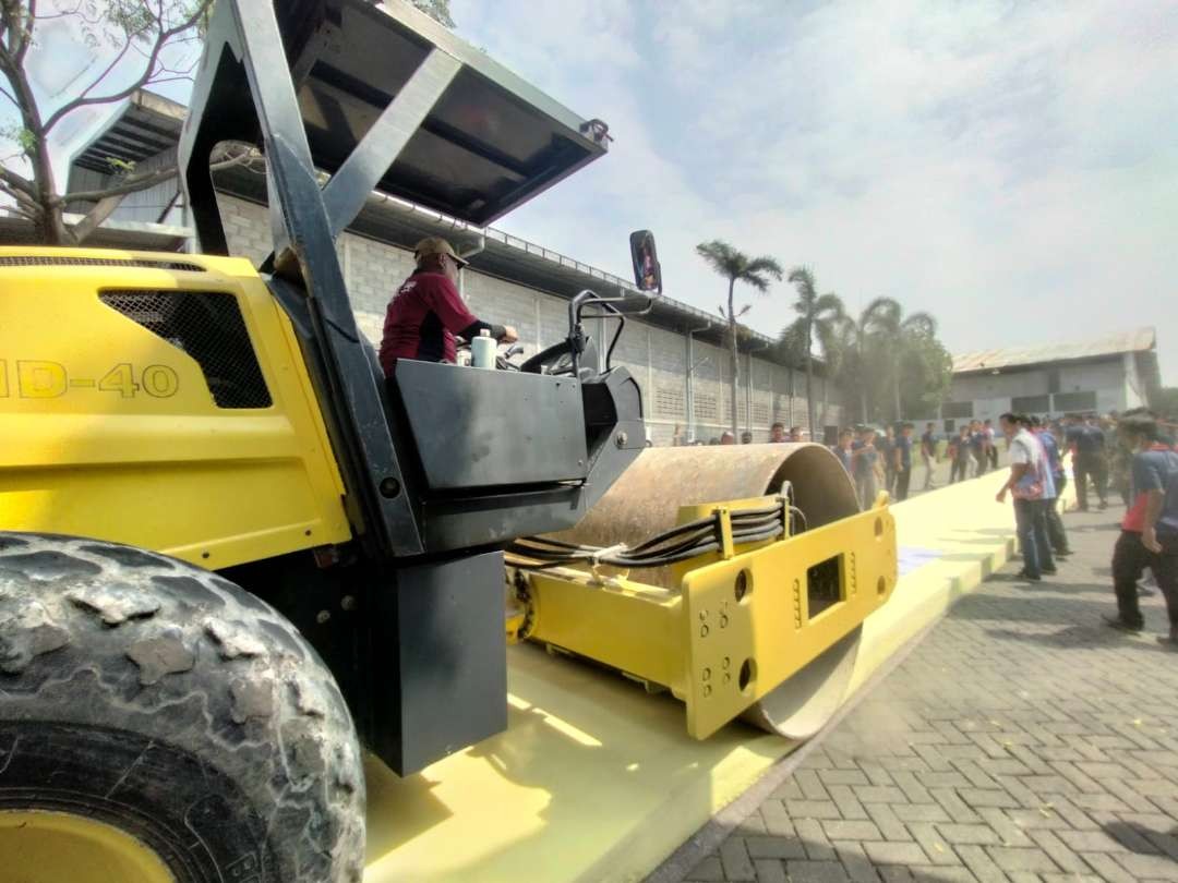 Kasur busa terpanjang di Indonesia yang memperolah Rekor MURI, anti kempes saat dilindas alat berat. (Foto: Ist)