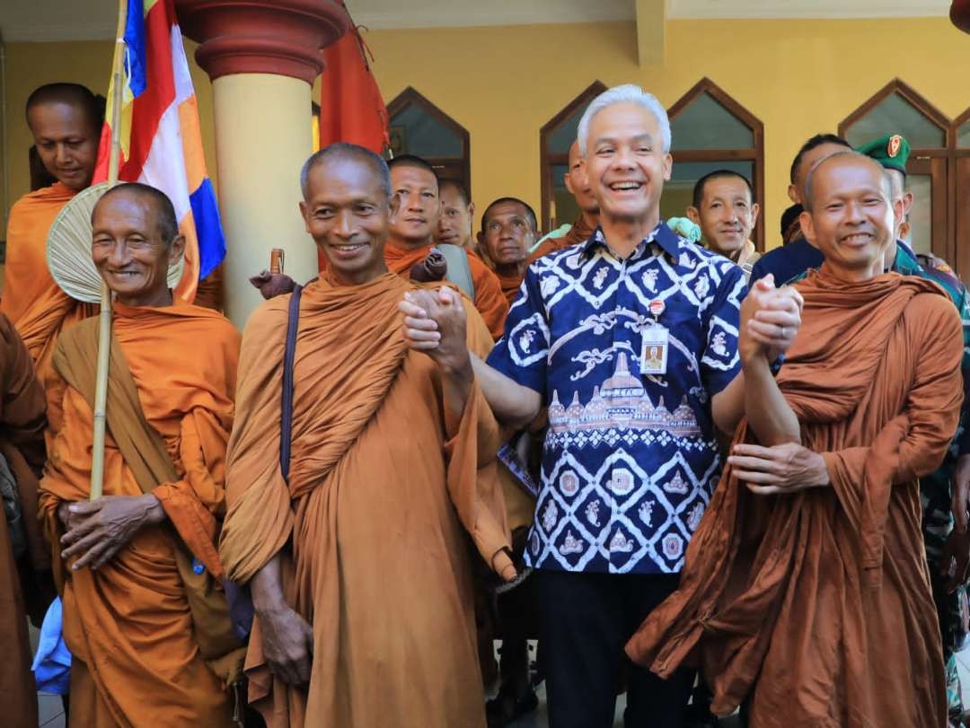 Gubernur Jawa Tengah Ganjar Pranowo menyapa 32 bhikkhu yang melakukan ritual thudong dari Thailand ke Indonesia, di Jambu, Semarang. (Foto: Ist)