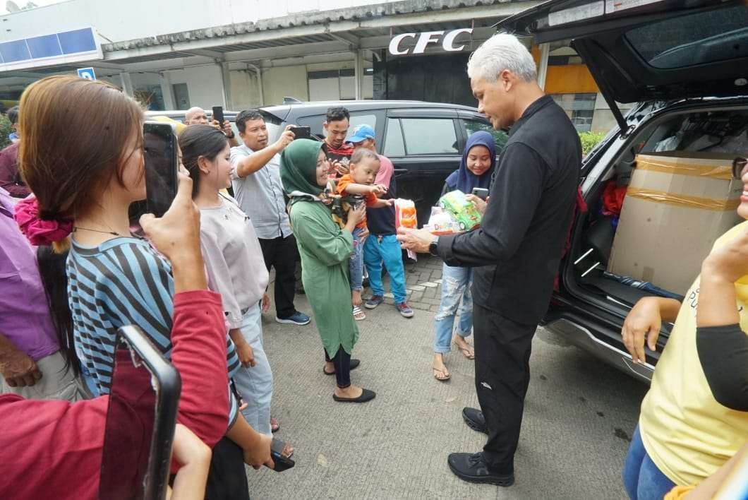 Gubernur Jawa Tengah, Ganjar Pranowo bertemu 'banyak fans' ibu-ibu dan anak-anak saat berada di rest area KM 43 Tol Jakarta-Merak. (Foto: Istimewa)