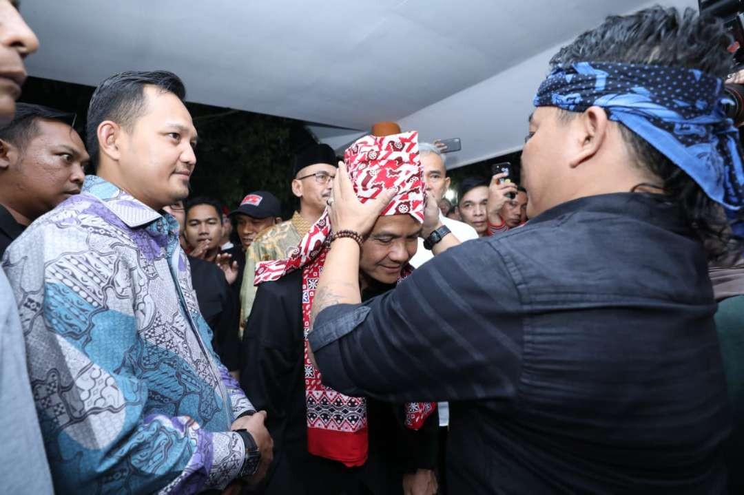 Gelar kehormatan untuk Ganjar Pranowo di Maiyah Cinta Budaya bersama Jawara dan Pegiat Budaya Banten di GOR Maulana Yusuf, Serang, Sabtu 27 Mei 2023 malam. (Foto: Istimewa)