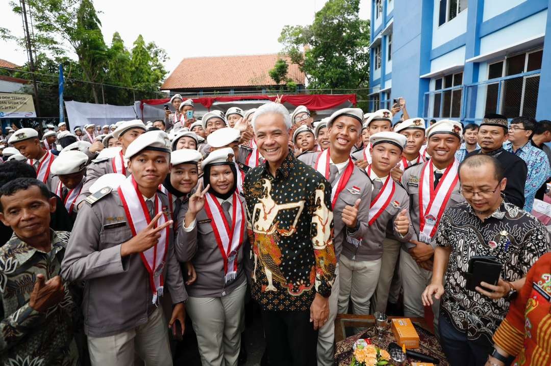 Gubernur Jawa Tengah, Ganjar Pranowo bersama para siswa lulusan SMKN Jawa Tengah dari tiga kampus yakni Pati, Purbalingga, dan Semarang, wisuda pada Kamis 25 Mei 2023. (Foto: Humas Pemprov Jateng)