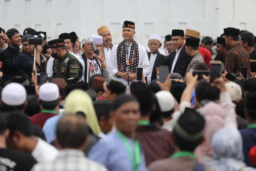 Gubernur Jawa Tengah, Ganjar Pranowo ziarah ke makam Sultan Maulana Hasanuddin di Banten, Minggu 28 Mei 2023. (Foto: Istimewa)