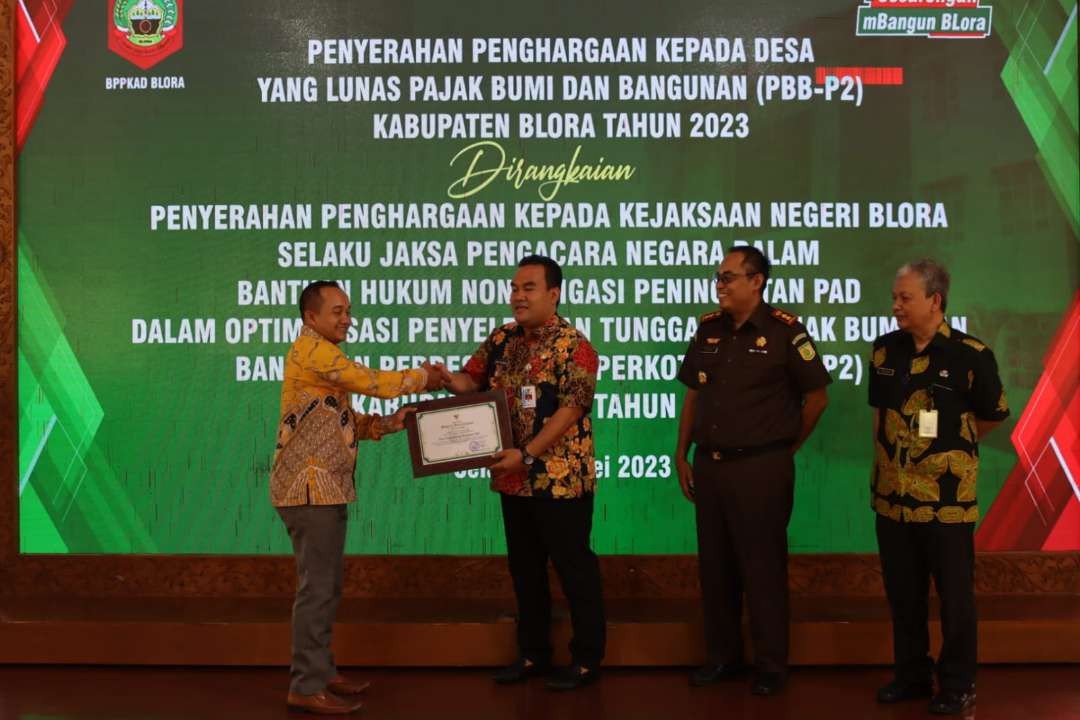 Bupati Blora Arief Rohman serahkan penghargaan kepada pihak desa yang telah lunas PBB-P2 (Foto,: Humas Pemkab Blora)