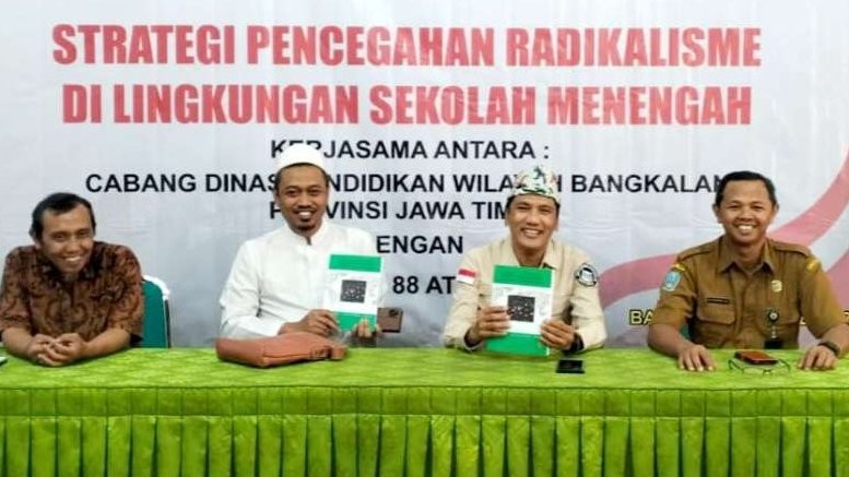 Ketua Komisi Fatwa MUI Jawa Timur Ust Ma'ruf Khozin bersama Abu Fida' (kiri). (Foto: mmk)