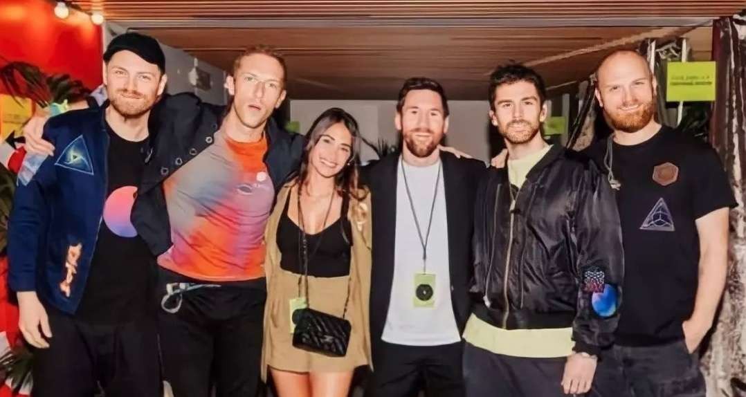 Antonella Rocuzzo dan Lionel Messi foto bersama dengan personel Coldplay saat konser di Barcelona. (Foto: Instagram/@antonellarocuzzoooo)