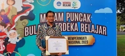 Rektor UB, Widodo saat menerima penghargaan Anugerah Merdeka Belajar dari Kemdikbudristek. (Foto: Humas UB)