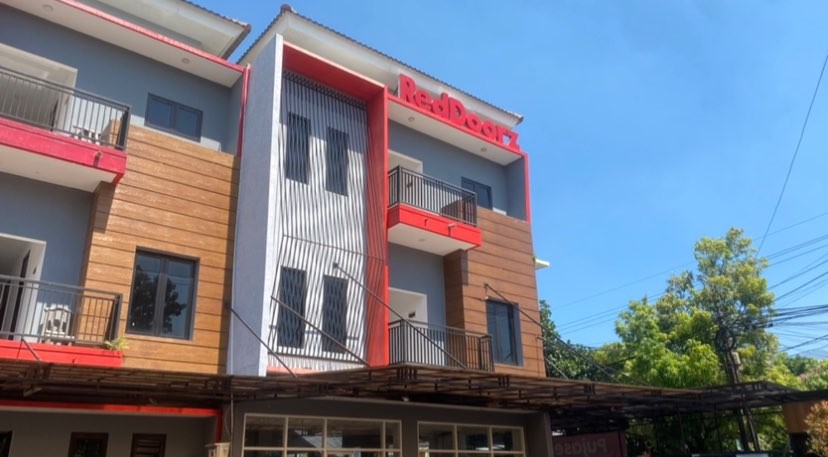 Bangunan RedDoorz Griya Cempaka Tlogomas. Brand ikut terdampak kasus dugaan prostitusi online mitranya. (Foto: Lalu Theo/Ngopibareng.id)