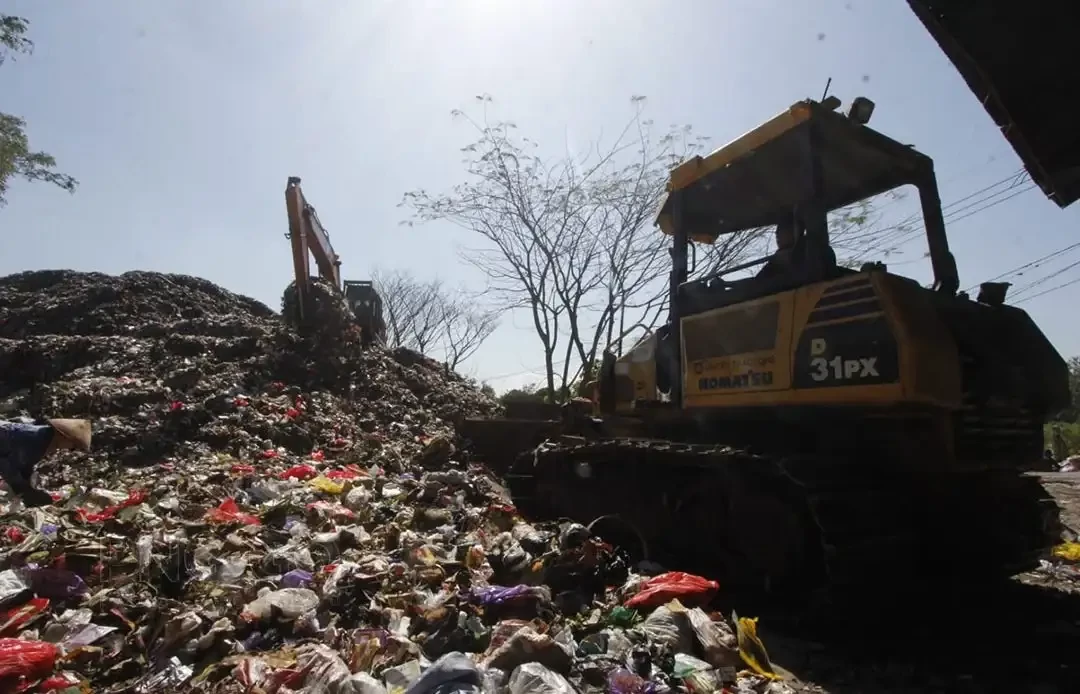 Operator alat berat mengumpulkan sampah di TPA Mrican Ponorogo, Selasa 30 Mei 2023. (Foto: dok. Kominfo)