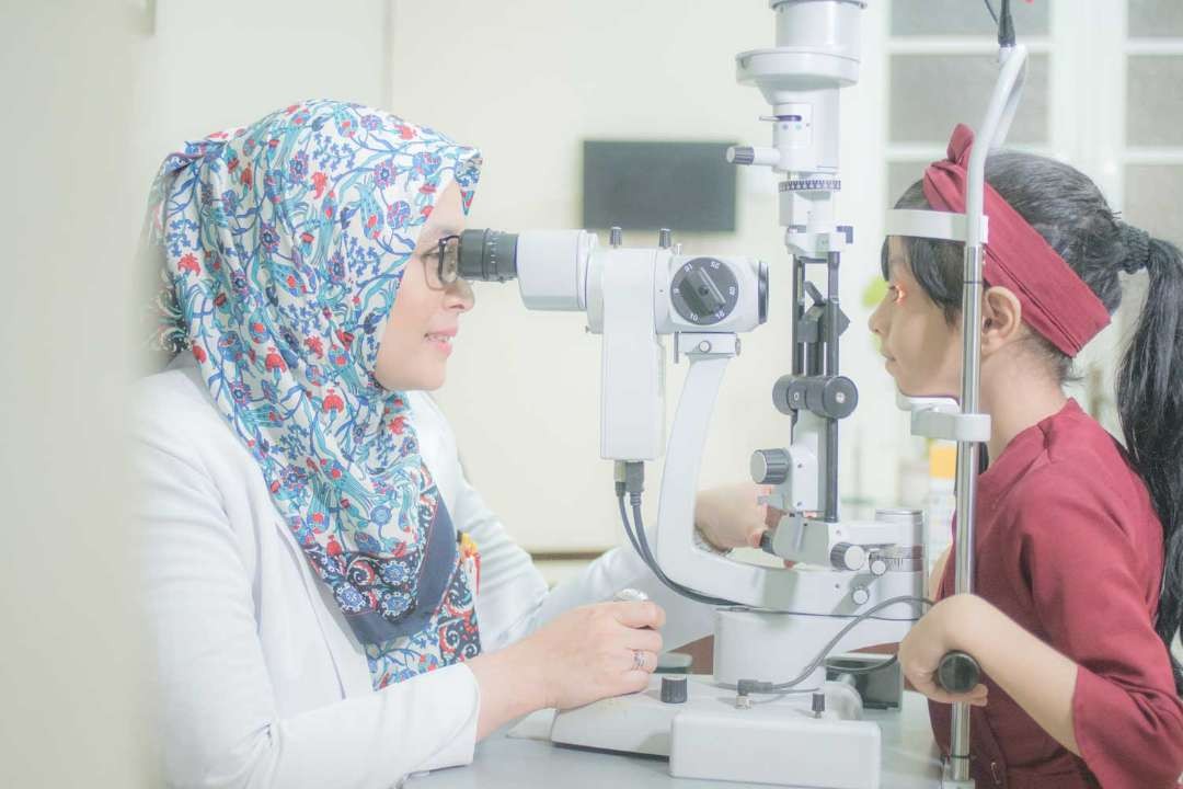 Pemeriksaan mata anak di RS Mata Undaan Surabaya. (Foto: Dok. RSMU)