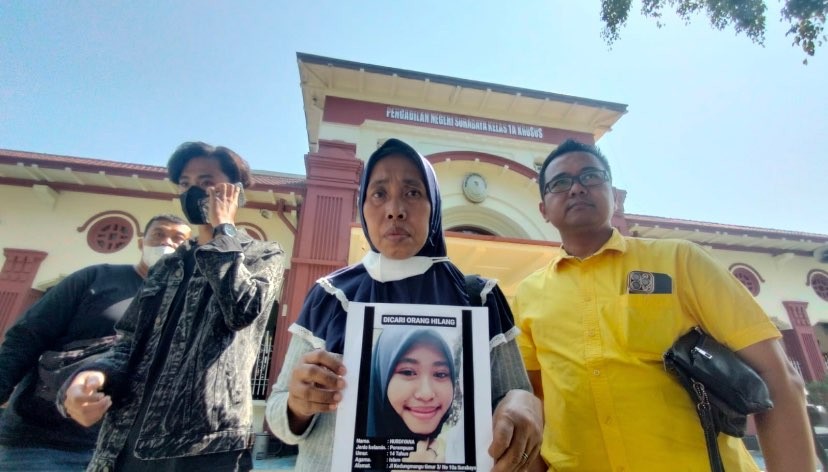 Ibu korban, Marlayem (tengah), datang ke Pengadilan Negeri Surabaya sebagai saksi dalam sidang kasus pembunuhan putrinya. (Foto: Andhi Dwi/Ngopibareng.id)