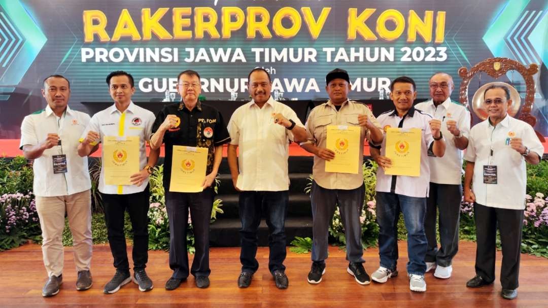 Ketua KONI Jatim, M Nabil (tengah) saat menyerahkan SK anggota baru dalam Rakerprov KONI Jatim di Grand City, Surabaya, Rabu 31 Mei 2023. (Foto: Fariz Yarbo/Ngopibareng.id)