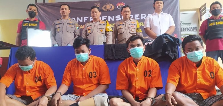 Empat pelaku pengeroyokan di tempat hiburan malam Surabaya. (Foto: Dokumentasi Polsek Tandes)