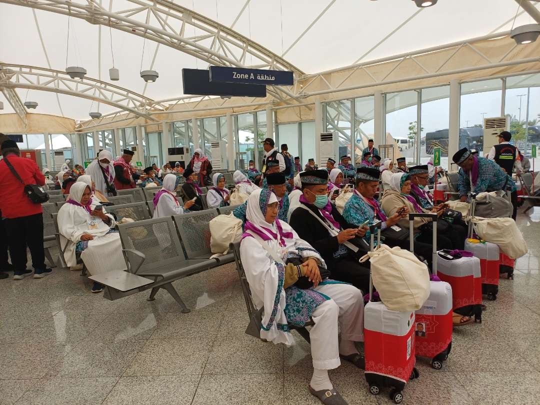 Sebanyak 449 jemaah haji asal Kabupaten Tuban,  tiba di Bandara Amir Muhammad Bin Abdul Azis Madinah, Kamis, 1 Juni 2023. (Foto: Istimewa)