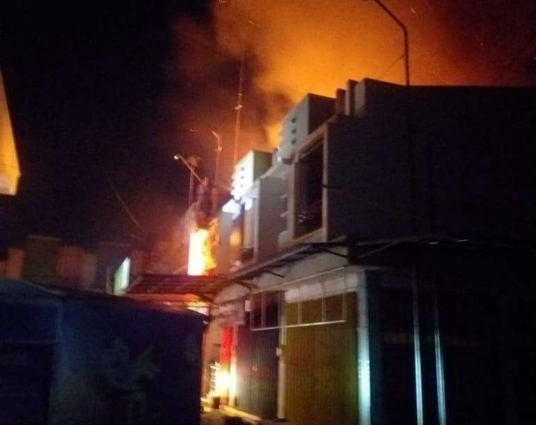 Tiga ruko di Jalan Panglima Sudirman, Kota Probolinggo terbakar habis. (Foto: Ikhsan Mahmudi/Ngopibareng.id)