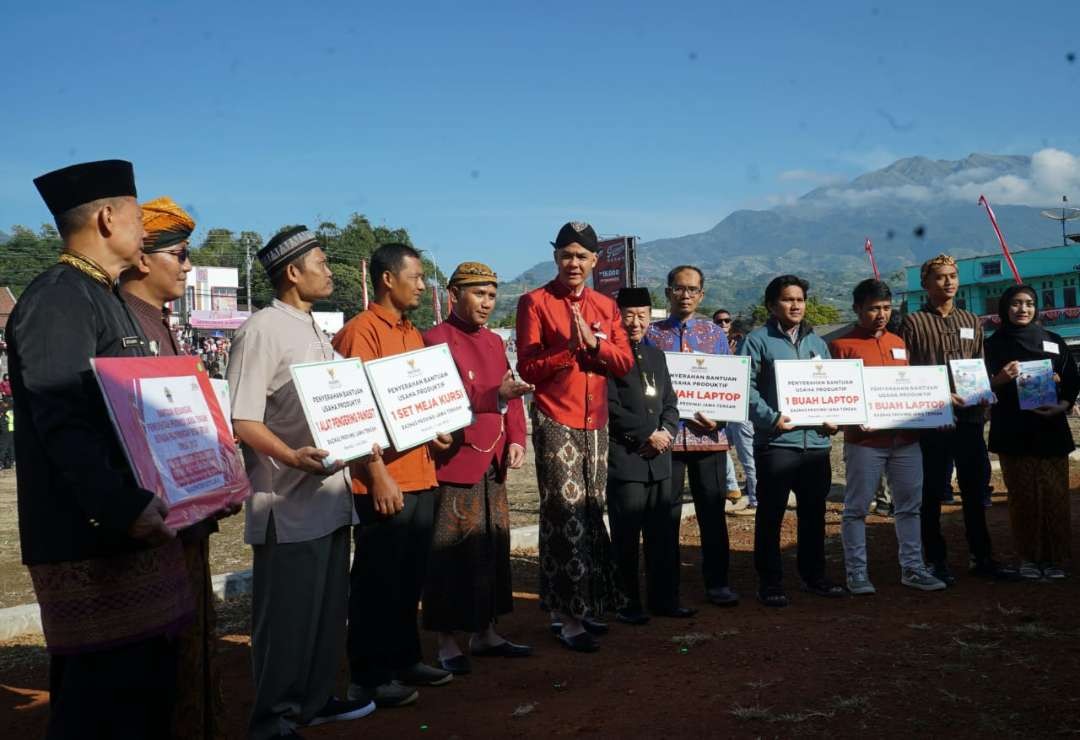 Gubernur Jawa Tengah Ganjar Pranowo bersama Kepala Desa Cepogo dan warga di peringatan Hari Lahir Pancasila. (Foto: Humas Pemprov Jateng)
