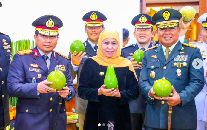 Gubernur Jawa Timur Khofifah Indar Parawansa membawa dua jenis alpukat ke Grahadi. Khofifah mengajak para perwira tinggi di Jatim mencicipi alpukat. (Foto: Instagram @KhofifahIP)