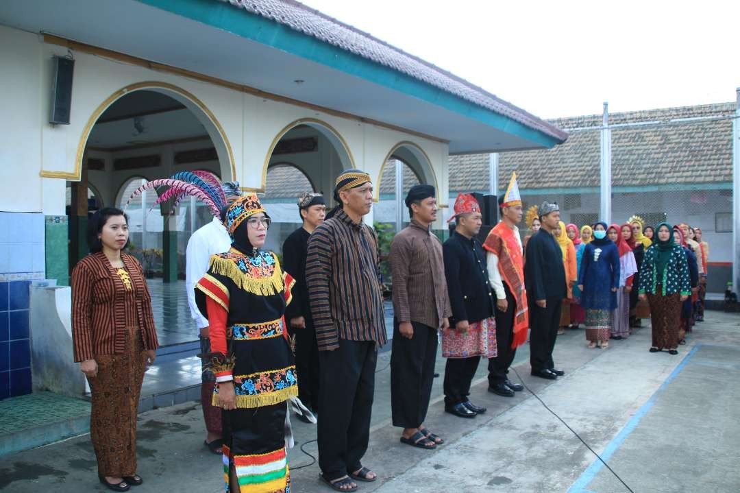 Pegawai Lapas Banyuwangi mengenakan pakaian adat dari berbagai suku bangsa di Indonesia (foto: istimewa)