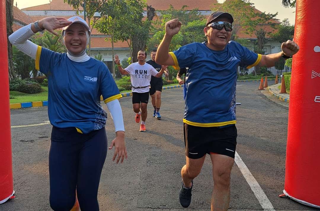 Dokter Yan bersama dokter FK Unair lainnya mengikuti road to Medic Air Run 2023, Kamis 1 Juni pagi. (Foto: Pita Sari/Ngopibareng.id)