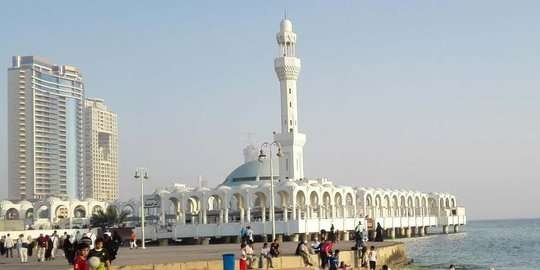 Masjid apung di Jeddah, tempat wisata wajib jemaah haji seluruh dunia. (Foto: dok/ngopibareng.id)