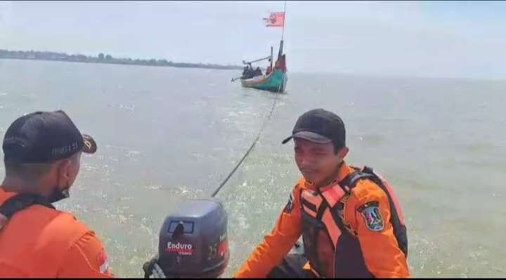 BPBD Kabupaten Tuban mengevakuasi kapal nelayan yang mesinya mati ditengah laut (dok. BPBD Tuban)