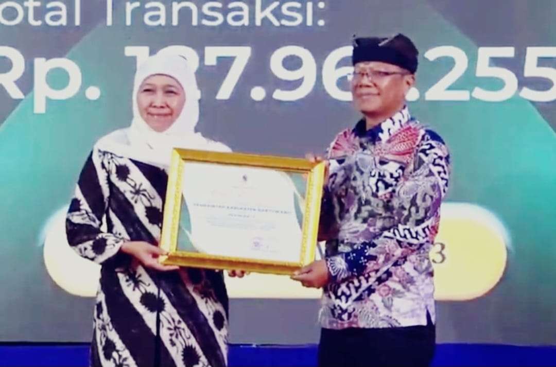 Asisten Perekonomian dan Pembangunan, Dwi Yanto menerima penghargaan e-purchasing dari Gubernur Khofifah Indar Parawansa (Foto:Humas Pemkab Banyuwangi)
